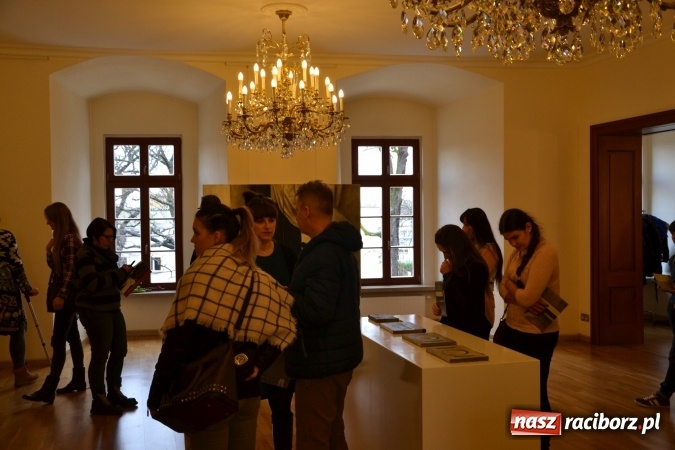 Zdjęcie w galerii na portalu naszraciborz.pl: Finisaż wystawy malarstwa Magdaleny Gogół na zamku wiadomości z regionu