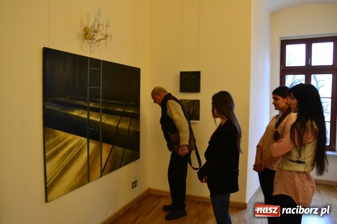 Zdjęcie w galerii na portalu naszraciborz.pl: Finisaż wystawy malarstwa Magdaleny Gogół na zamku wiadomości z regionu