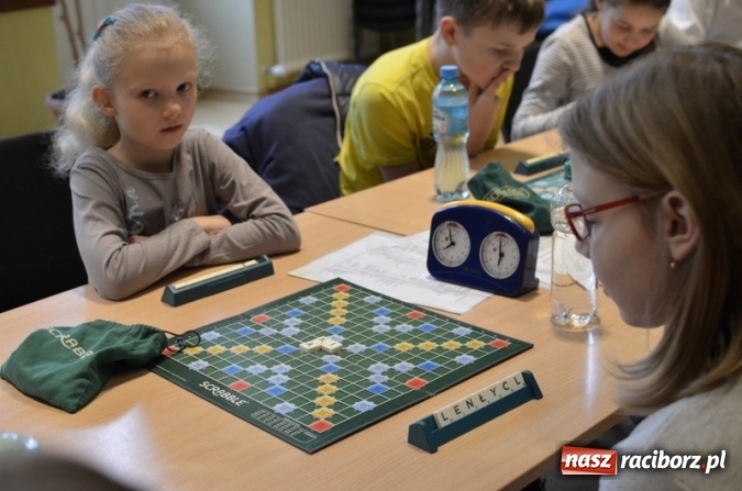 Zdjęcie w galerii na portalu naszraciborz.pl: Scrabble - język i strategia. Warsztaty scrabble w RCK po raz pierwszy wiadomości z regionu