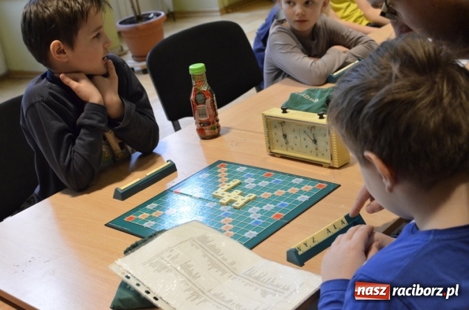 Zdjęcie w galerii na portalu naszraciborz.pl: Scrabble - język i strategia. Warsztaty scrabble w RCK po raz pierwszy wiadomości z regionu
