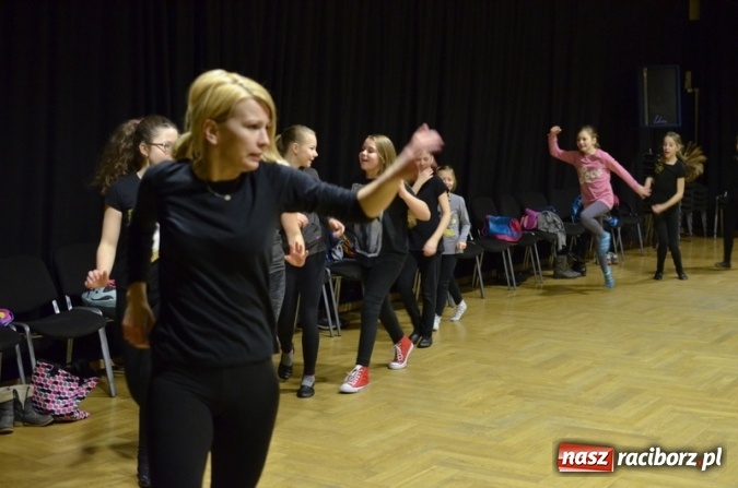 Zdjęcie w galerii na portalu naszraciborz.pl: Ciało, ruch i integracja – feryjne warsztaty teatralne dla dzieci w RCK  wiadomości z regionu