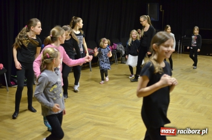 Zdjęcie w galerii na portalu naszraciborz.pl: Ciało, ruch i integracja – feryjne warsztaty teatralne dla dzieci w RCK  wiadomości z regionu