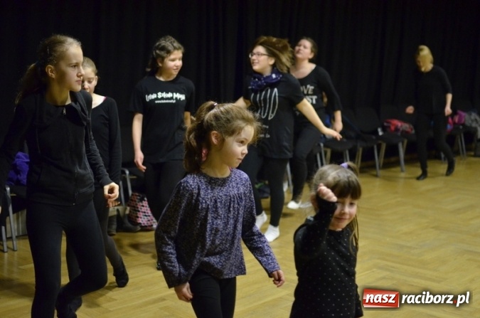 Zdjęcie w galerii na portalu naszraciborz.pl: Ciało, ruch i integracja – feryjne warsztaty teatralne dla dzieci w RCK  wiadomości z regionu