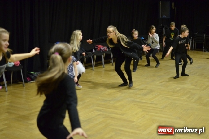 Zdjęcie w galerii na portalu naszraciborz.pl: Ciało, ruch i integracja – feryjne warsztaty teatralne dla dzieci w RCK  wiadomości z regionu