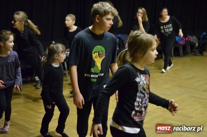 Zdjęcie w galerii na portalu naszraciborz.pl: Ciało, ruch i integracja – feryjne warsztaty teatralne dla dzieci w RCK  wiadomości z regionu