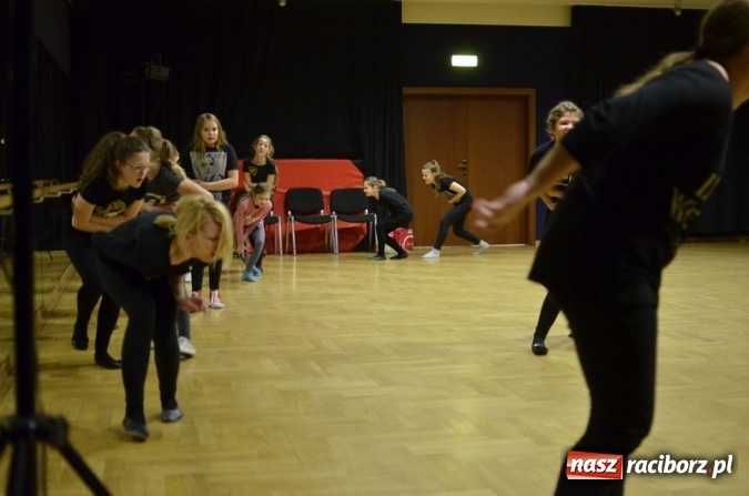 Zdjęcie w galerii na portalu naszraciborz.pl: Ciało, ruch i integracja – feryjne warsztaty teatralne dla dzieci w RCK  wiadomości z regionu