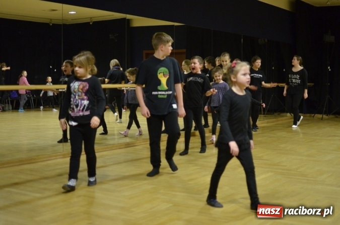 Zdjęcie w galerii na portalu naszraciborz.pl: Ciało, ruch i integracja – feryjne warsztaty teatralne dla dzieci w RCK  wiadomości z regionu