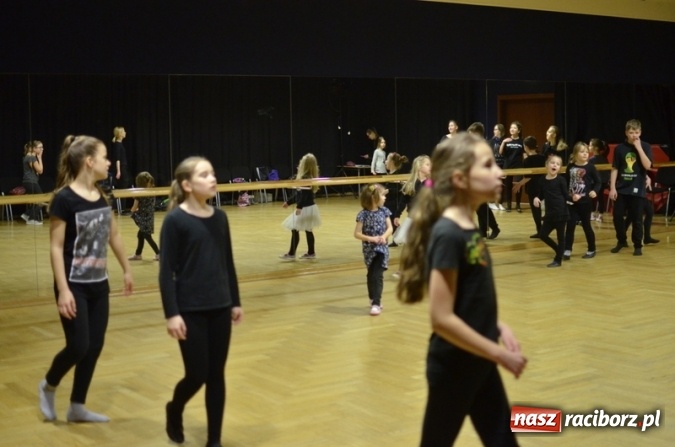 Zdjęcie w galerii na portalu naszraciborz.pl: Ciało, ruch i integracja – feryjne warsztaty teatralne dla dzieci w RCK  wiadomości z regionu