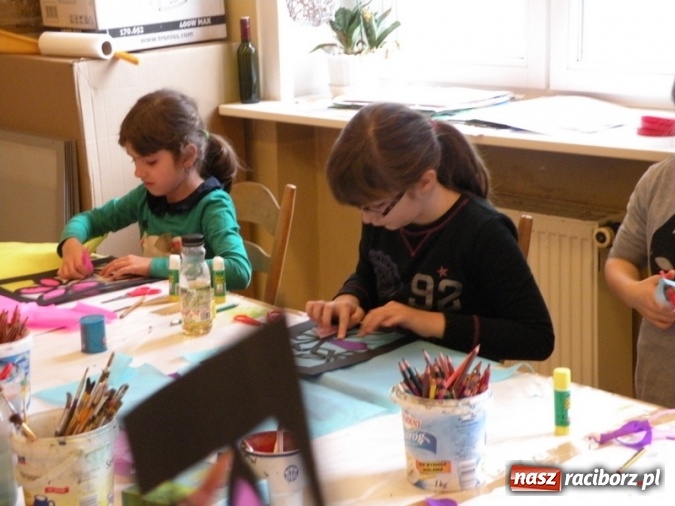 Zdjęcie w galerii na portalu naszraciborz.pl: Witraże i monotypia – warsztaty plastyczne w Strzesze wiadomości z regionu