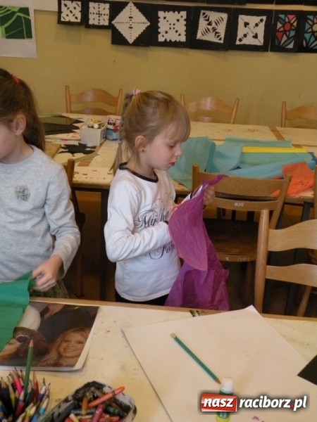 Zdjęcie w galerii na portalu naszraciborz.pl: Witraże i monotypia – warsztaty plastyczne w Strzesze wiadomości z regionu