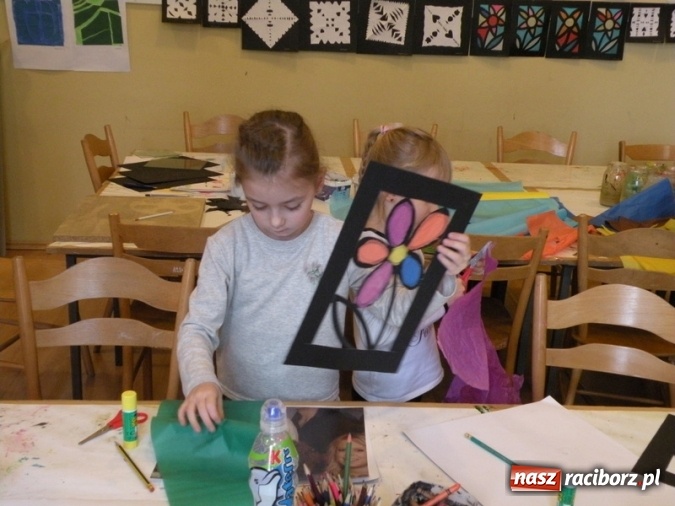 Zdjęcie w galerii na portalu naszraciborz.pl: Witraże i monotypia – warsztaty plastyczne w Strzesze wiadomości z regionu