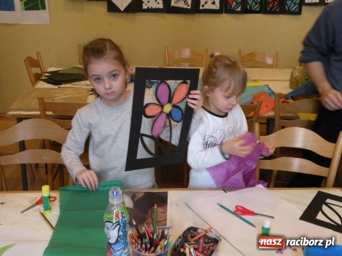 Zdjęcie w galerii na portalu naszraciborz.pl: Witraże i monotypia – warsztaty plastyczne w Strzesze wiadomości z regionu