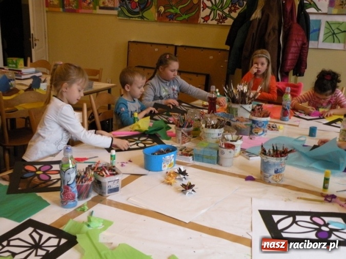 Zdjęcie w galerii na portalu naszraciborz.pl: Witraże i monotypia – warsztaty plastyczne w Strzesze wiadomości z regionu
