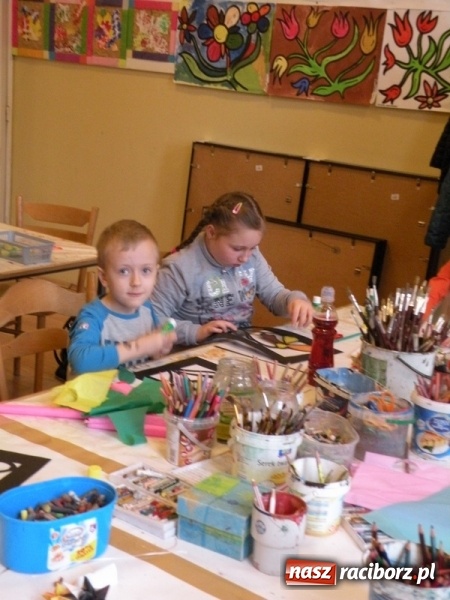 Zdjęcie w galerii na portalu naszraciborz.pl: Witraże i monotypia – warsztaty plastyczne w Strzesze wiadomości z regionu