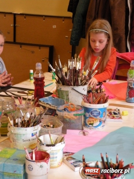 Zdjęcie w galerii na portalu naszraciborz.pl: Witraże i monotypia – warsztaty plastyczne w Strzesze wiadomości z regionu