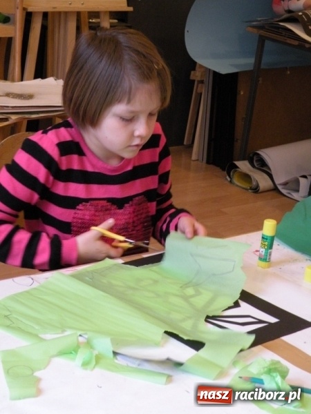 Zdjęcie w galerii na portalu naszraciborz.pl: Witraże i monotypia – warsztaty plastyczne w Strzesze wiadomości z regionu