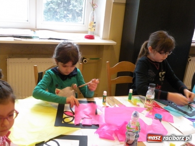 Zdjęcie w galerii na portalu naszraciborz.pl: Witraże i monotypia – warsztaty plastyczne w Strzesze wiadomości z regionu