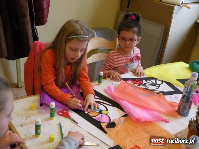 Zdjęcie w galerii na portalu naszraciborz.pl: Witraże i monotypia – warsztaty plastyczne w Strzesze wiadomości z regionu