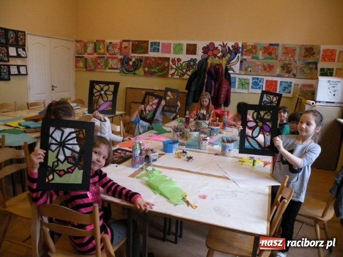 Zdjęcie w galerii na portalu naszraciborz.pl: Witraże i monotypia – warsztaty plastyczne w Strzesze wiadomości z regionu
