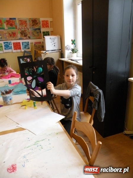 Zdjęcie w galerii na portalu naszraciborz.pl: Witraże i monotypia – warsztaty plastyczne w Strzesze wiadomości z regionu