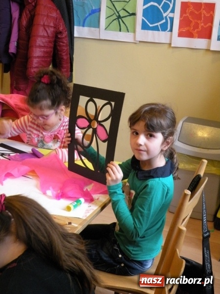 Zdjęcie w galerii na portalu naszraciborz.pl: Witraże i monotypia – warsztaty plastyczne w Strzesze wiadomości z regionu
