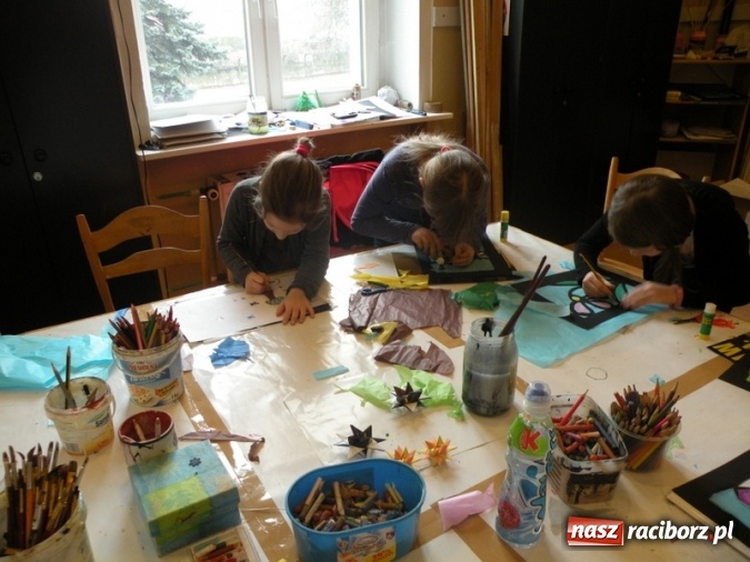 Zdjęcie w galerii na portalu naszraciborz.pl: Witraże i monotypia – warsztaty plastyczne w Strzesze wiadomości z regionu