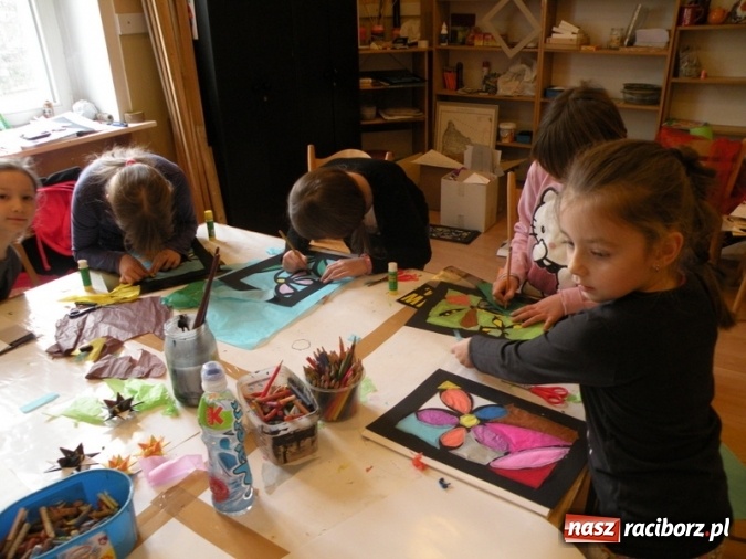 Zdjęcie w galerii na portalu naszraciborz.pl: Witraże i monotypia – warsztaty plastyczne w Strzesze wiadomości z regionu