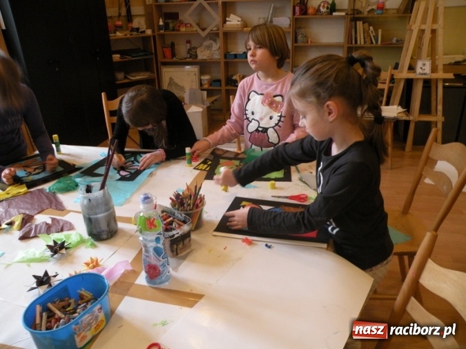 Zdjęcie w galerii na portalu naszraciborz.pl: Witraże i monotypia – warsztaty plastyczne w Strzesze wiadomości z regionu