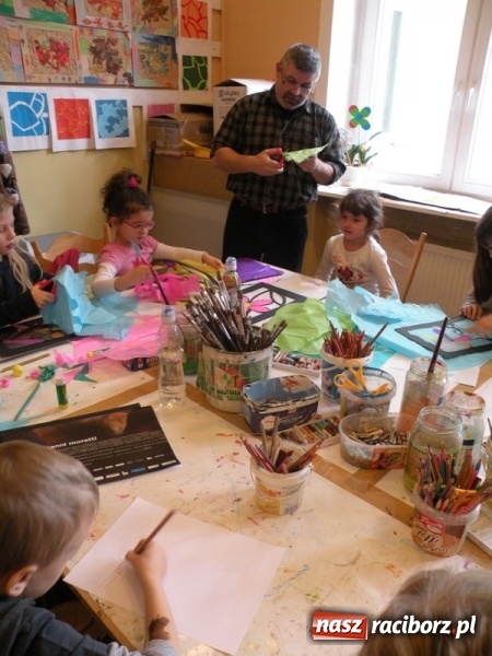Zdjęcie w galerii na portalu naszraciborz.pl: Witraże i monotypia – warsztaty plastyczne w Strzesze wiadomości z regionu