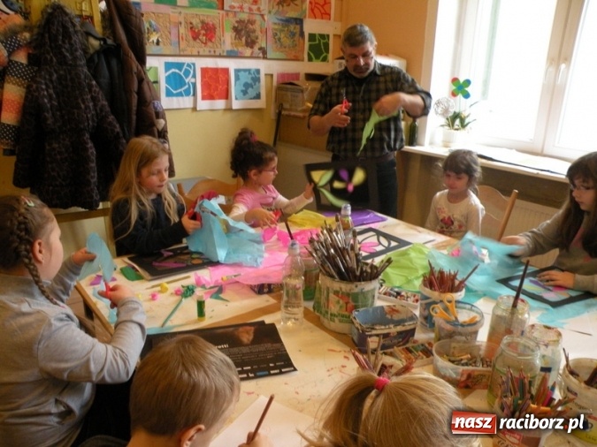 Zdjęcie w galerii na portalu naszraciborz.pl: Witraże i monotypia – warsztaty plastyczne w Strzesze wiadomości z regionu