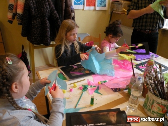 Zdjęcie w galerii na portalu naszraciborz.pl: Witraże i monotypia – warsztaty plastyczne w Strzesze wiadomości z regionu