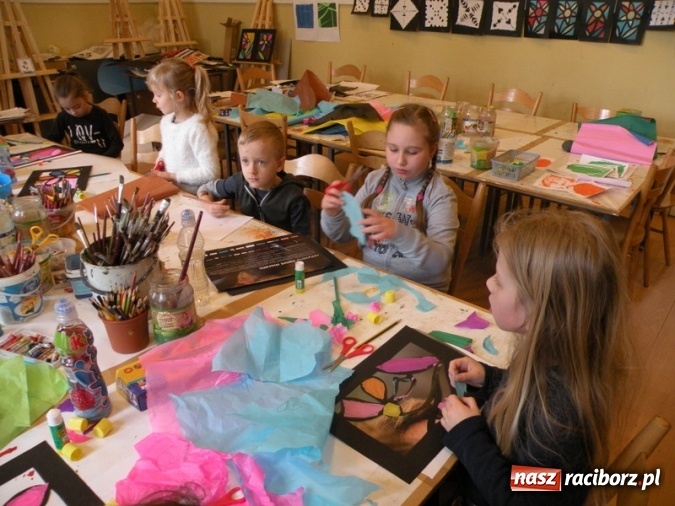 Zdjęcie w galerii na portalu naszraciborz.pl: Witraże i monotypia – warsztaty plastyczne w Strzesze wiadomości z regionu