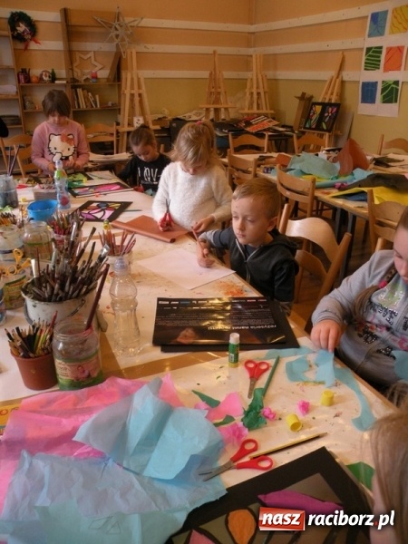 Zdjęcie w galerii na portalu naszraciborz.pl: Witraże i monotypia – warsztaty plastyczne w Strzesze wiadomości z regionu