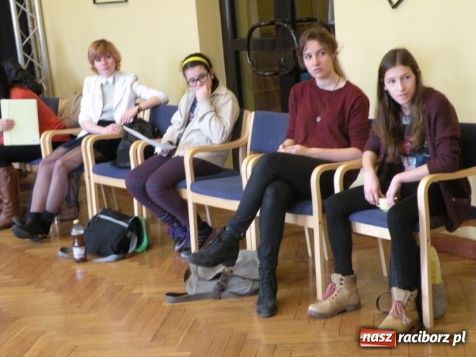 Zdjęcie w galerii na portalu naszraciborz.pl: Witraże i monotypia – warsztaty plastyczne w Strzesze wiadomości z regionu