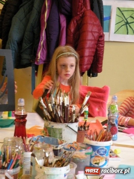 Zdjęcie w galerii na portalu naszraciborz.pl: Witraże i monotypia – warsztaty plastyczne w Strzesze wiadomości z regionu