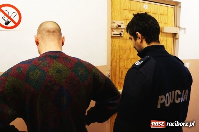 Zdjęcie w galerii na portalu naszraciborz.pl: Trzej mężczyźni pobili, ukradli zakupy, a teraz mogą spędzić w więzieniu nawet 12 lat wiadomości z regionu