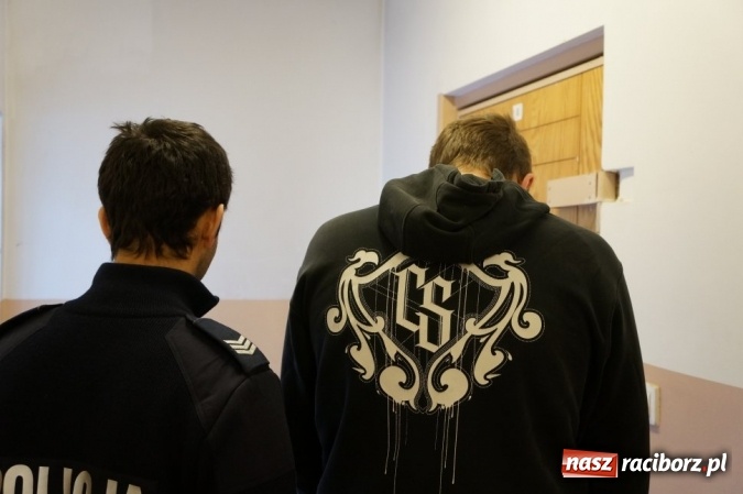 Zdjęcie w galerii na portalu naszraciborz.pl: Trzej mężczyźni pobili, ukradli zakupy, a teraz mogą spędzić w więzieniu nawet 12 lat wiadomości z regionu