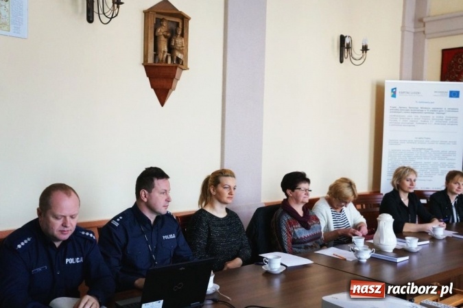 Zdjęcie w galerii na portalu naszraciborz.pl: Policjanci przeprowadzili kolejne debaty w powiecie wiadomości z regionu