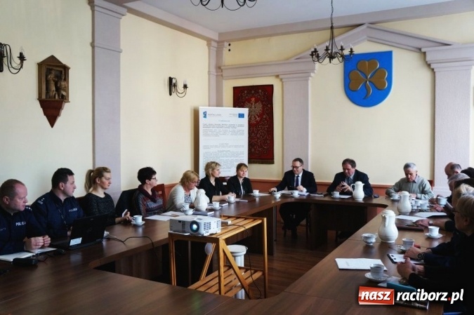 Zdjęcie w galerii na portalu naszraciborz.pl: Policjanci przeprowadzili kolejne debaty w powiecie wiadomości z regionu