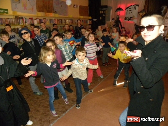 Zdjęcie w galerii na portalu naszraciborz.pl: Finałowe spotkanie Akademii Detektywów w bibliotece wiadomości z regionu