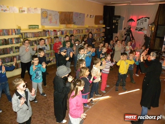 Zdjęcie w galerii na portalu naszraciborz.pl: Finałowe spotkanie Akademii Detektywów w bibliotece wiadomości z regionu