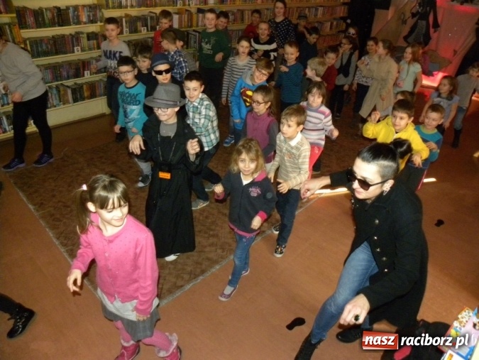 Zdjęcie w galerii na portalu naszraciborz.pl: Finałowe spotkanie Akademii Detektywów w bibliotece wiadomości z regionu