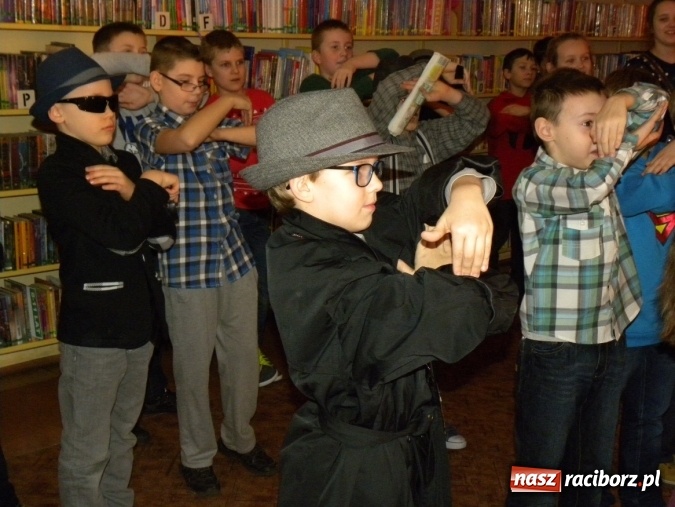 Zdjęcie w galerii na portalu naszraciborz.pl: Finałowe spotkanie Akademii Detektywów w bibliotece wiadomości z regionu