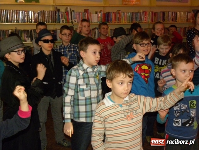 Zdjęcie w galerii na portalu naszraciborz.pl: Finałowe spotkanie Akademii Detektywów w bibliotece wiadomości z regionu