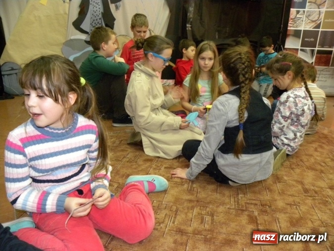 Zdjęcie w galerii na portalu naszraciborz.pl: Finałowe spotkanie Akademii Detektywów w bibliotece wiadomości z regionu