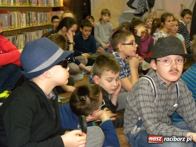 Zdjęcie w galerii na portalu naszraciborz.pl: Finałowe spotkanie Akademii Detektywów w bibliotece wiadomości z regionu