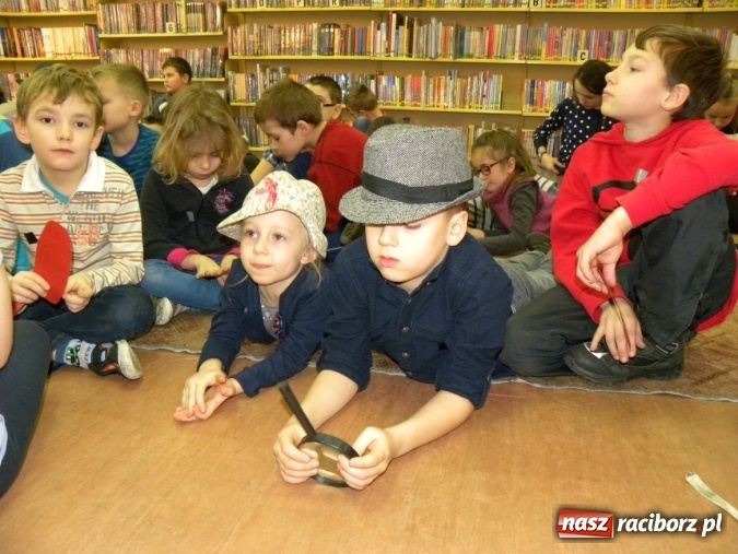 Zdjęcie w galerii na portalu naszraciborz.pl: Finałowe spotkanie Akademii Detektywów w bibliotece wiadomości z regionu