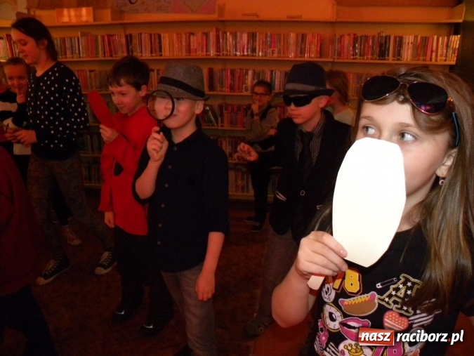 Zdjęcie w galerii na portalu naszraciborz.pl: Finałowe spotkanie Akademii Detektywów w bibliotece wiadomości z regionu