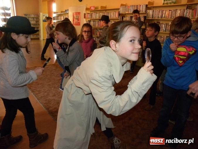 Zdjęcie w galerii na portalu naszraciborz.pl: Finałowe spotkanie Akademii Detektywów w bibliotece wiadomości z regionu