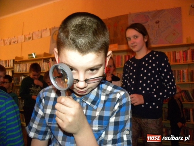 Zdjęcie w galerii na portalu naszraciborz.pl: Finałowe spotkanie Akademii Detektywów w bibliotece wiadomości z regionu